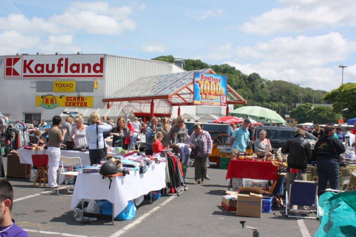 Trödelmarkt in Köln-Mülheim am Kaufland